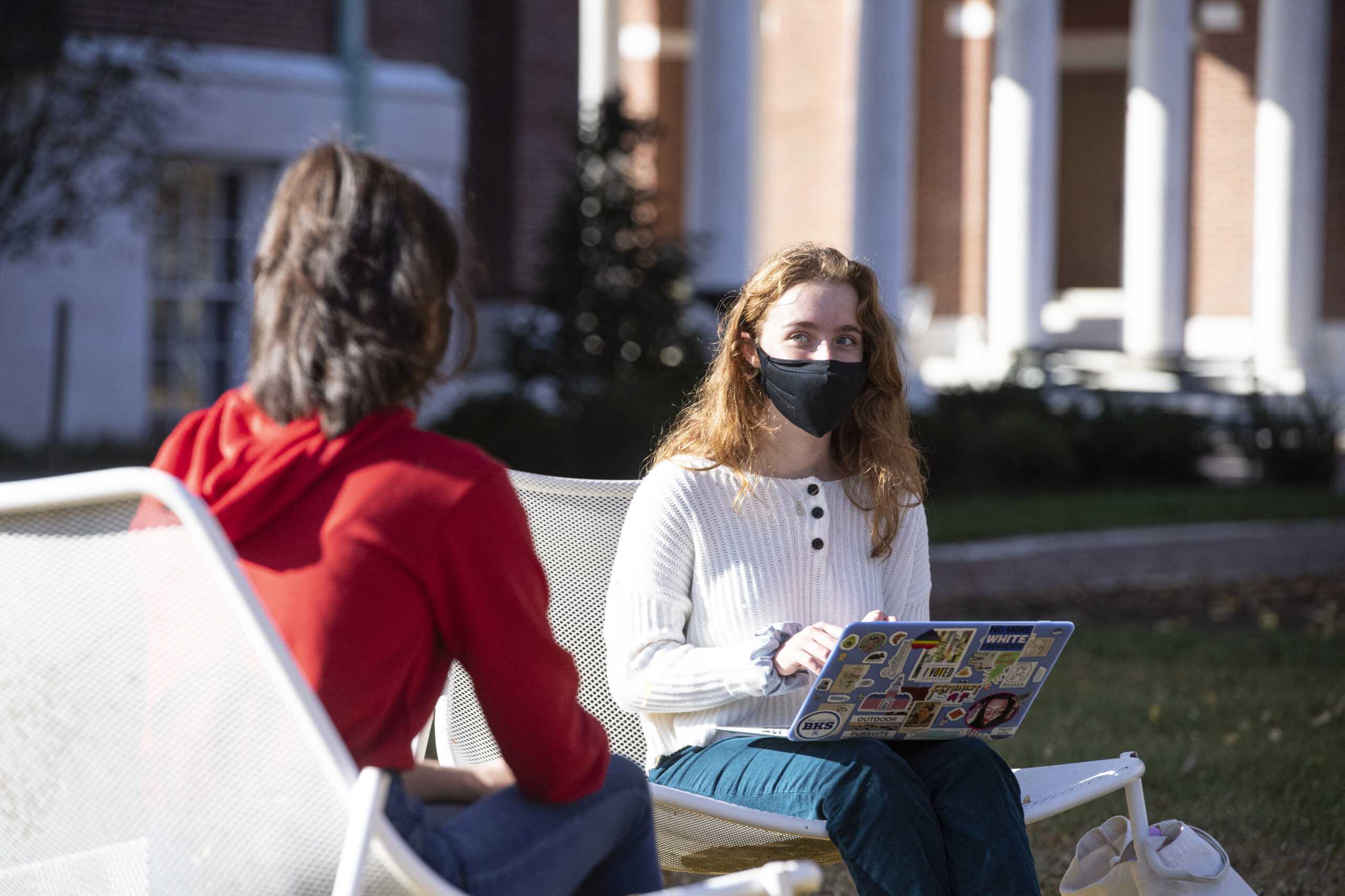 _JHU0152 JHU students on campus wearing masks during the Covid 19 pandemic.